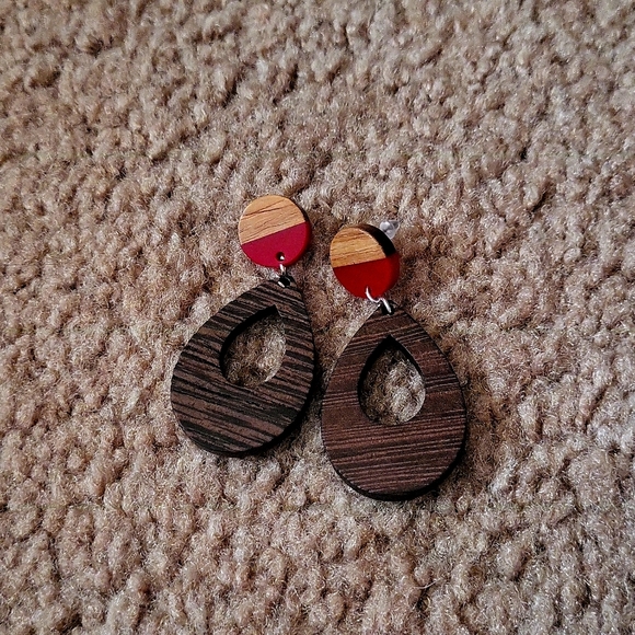 Wooden earrings red resin bottoms A020 - Picture 1 of 3